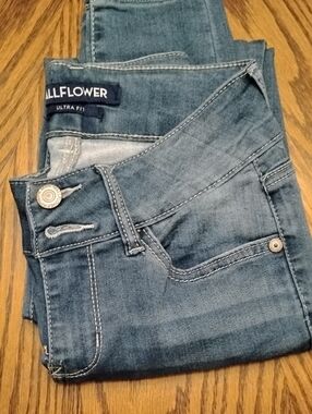 Wallflower Women's Skinny Jeans in Medium Blue Wash